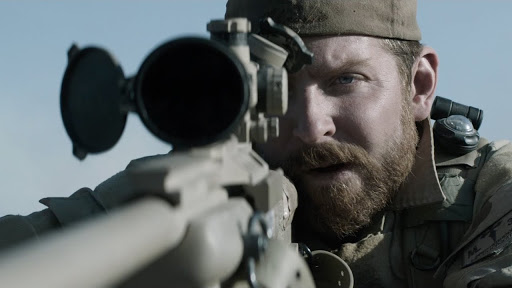 Bradley Cooper dans American Sniper de Clint Eastwood.