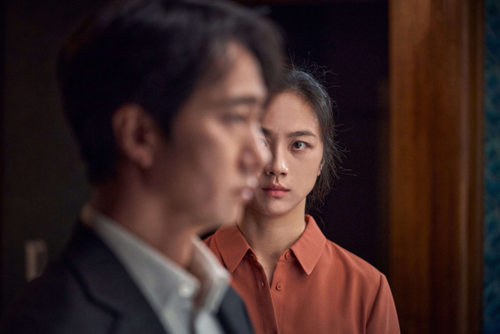 Elle le regarde de profil dans Decision to leave de Park Chan-Wook.