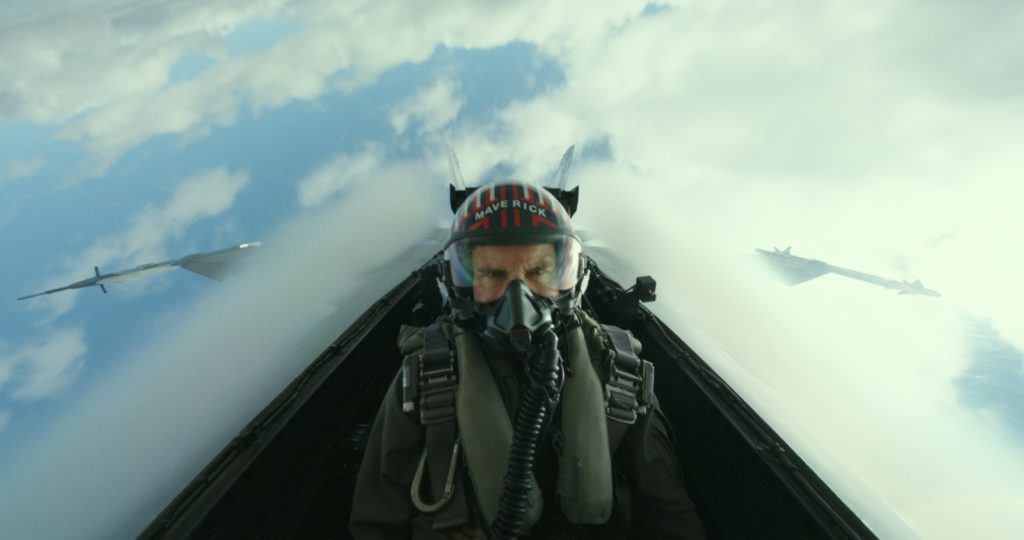 Tom Cruise dans le ciel et dans le cockpit de l'avion de Top Gun Maverick.