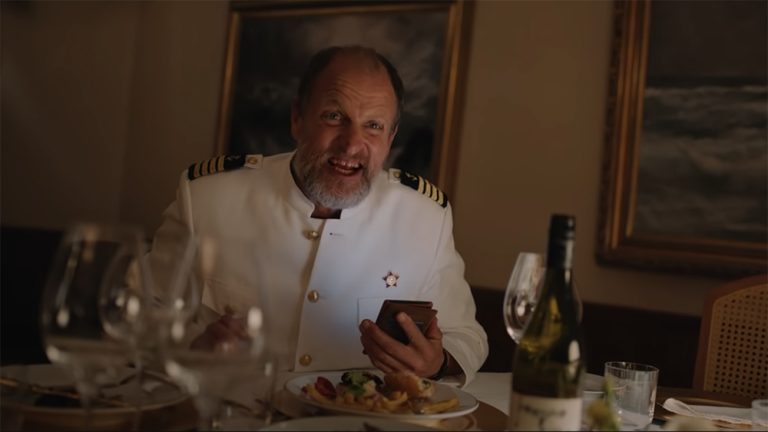 Woody Harrelson sur le yacht de Sans filtre de Ruben Ostlund, Palme d'Or 2022.