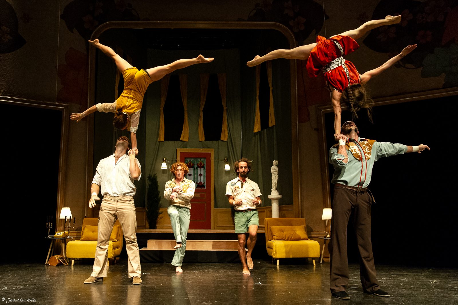 Le Cirque Le Roux fait danser sa Nuit du Cerf à la Maison de la danse.