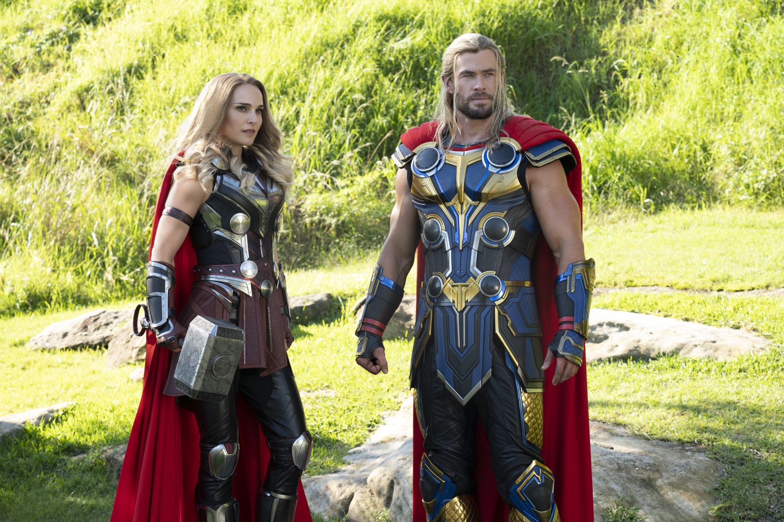 Natalie Portman et Chris Hemsworth dans Thor love and thuner.