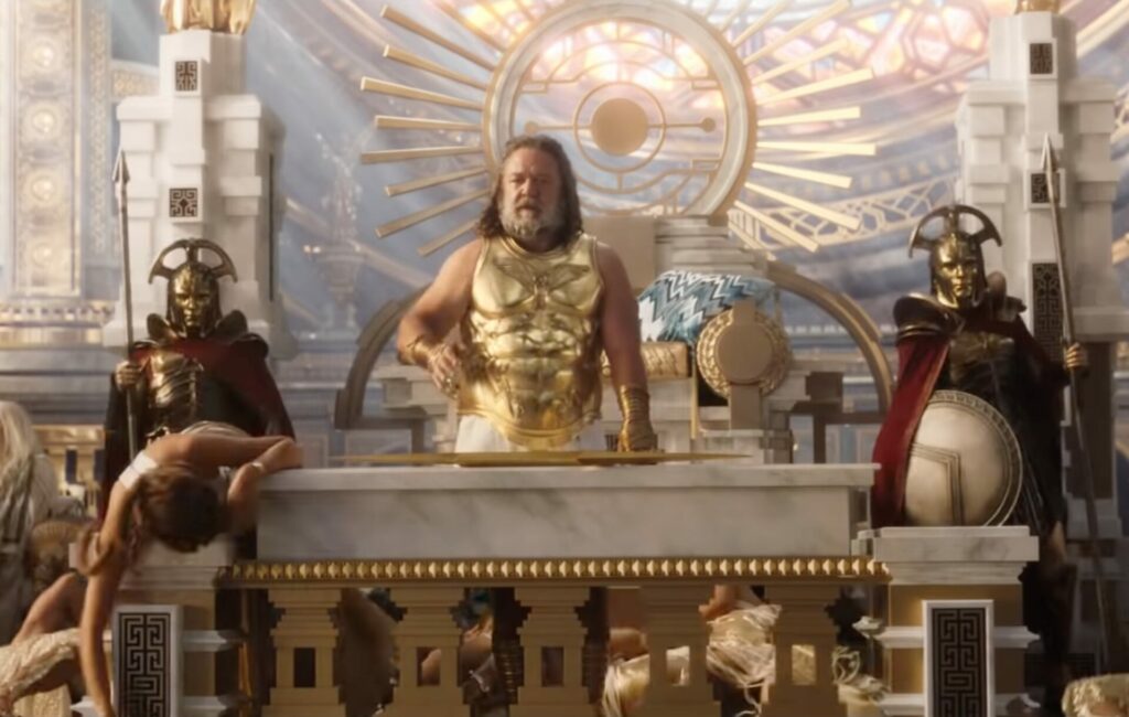 Russell Crowe incarne Zeus dans le nouveau Thor Love and thunder.