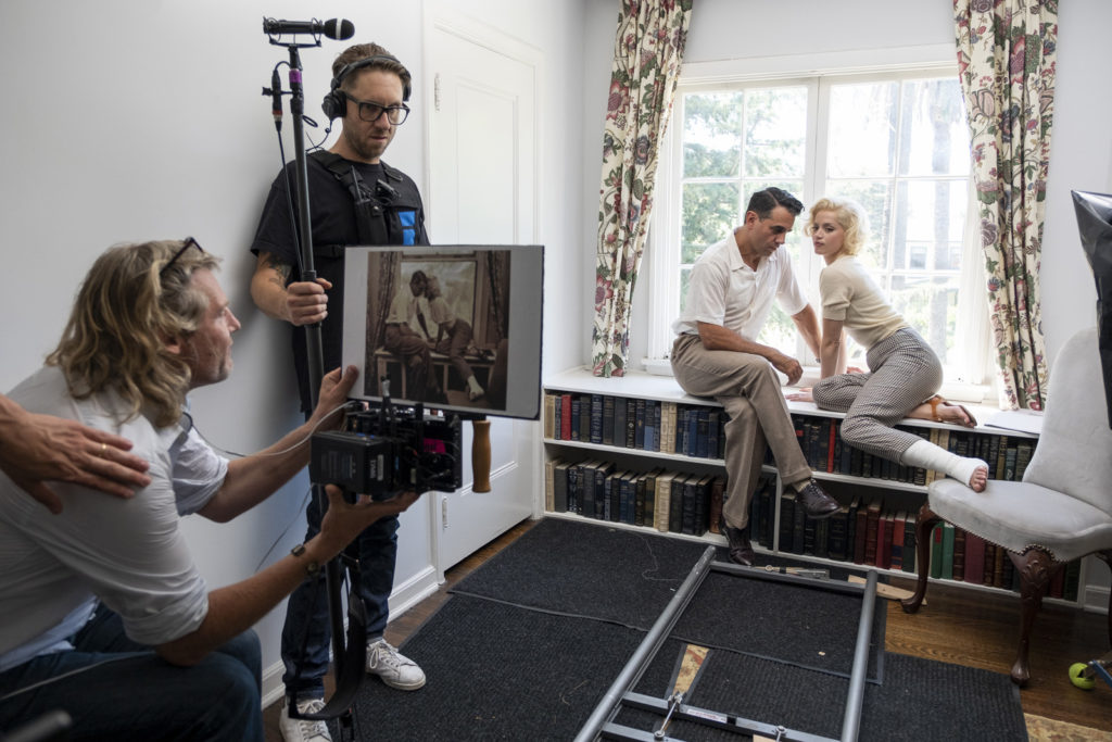 Andrew Dominic sur le tournage de Blonde.