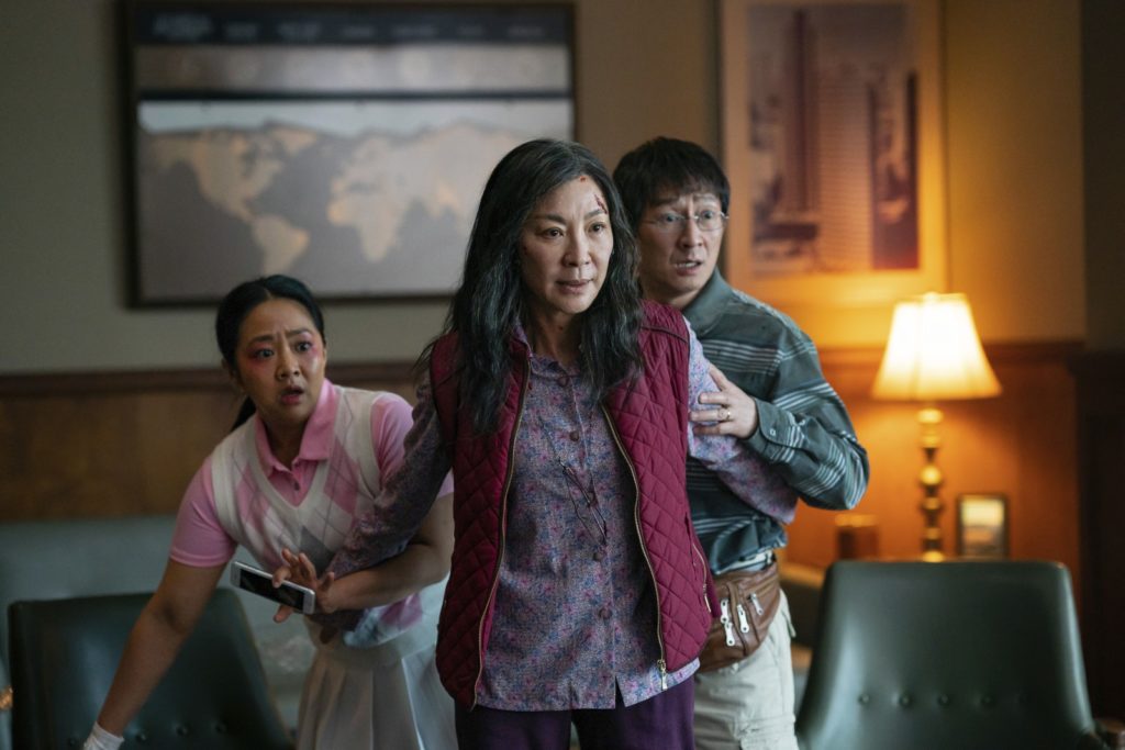 Michelle Yeoh dans le film phénomène Everything, everywhere, all at once.