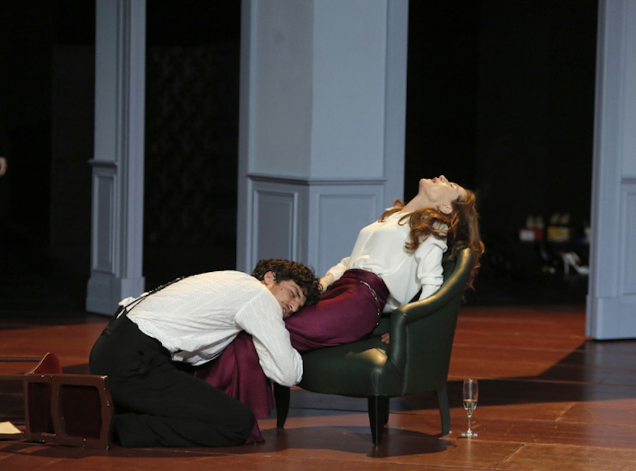 Louis Garrel et Isabelle Huppert dans Les Fausses Confidences de Marivaux mis en scène par Luc Bondy.