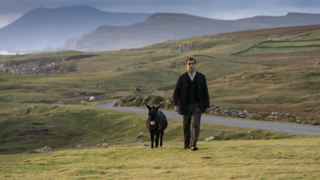Colin Farrell et son ânesse dans la campagne irlandais de Les Banshees d'Inisherin.
