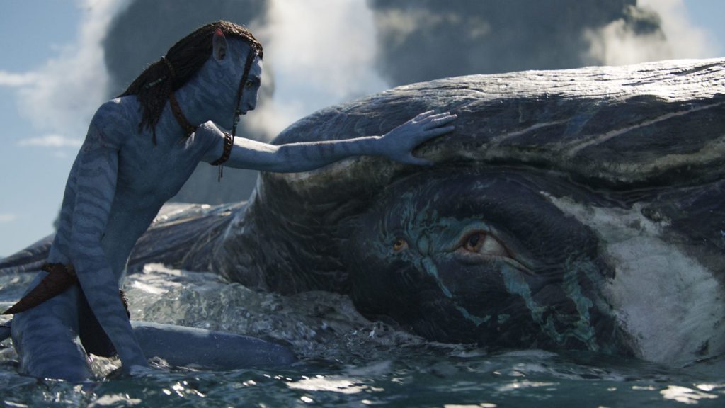 Le jeune Lo'ak et Tulun la baleine dans Avatar La Voie de l'eau de James Cameron.