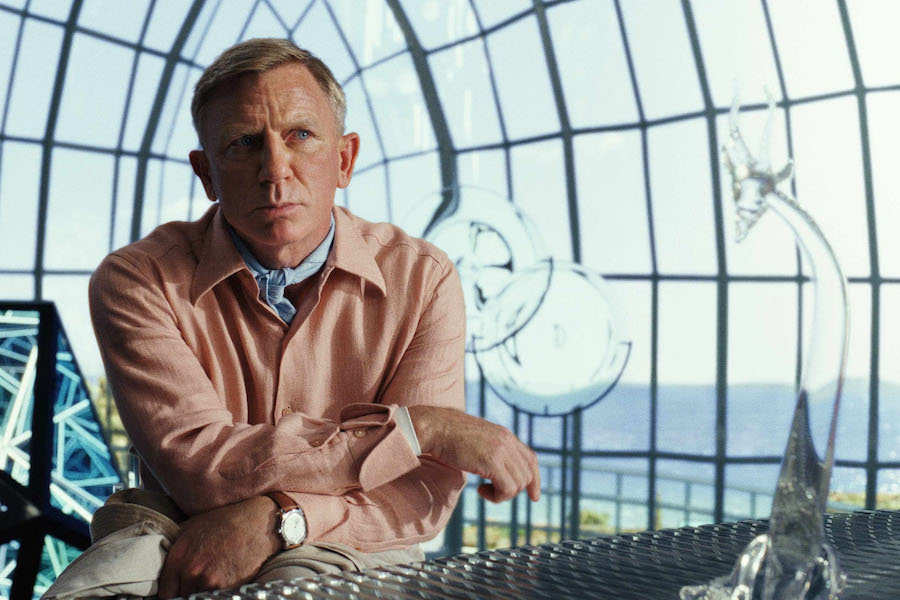 Daniel Craig chemise rose dans Glass Onion de Rian Johnson.