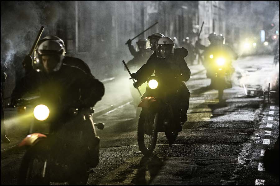 Les motos des policiers voltigeurs de nuits phares dans Nos Frangins.