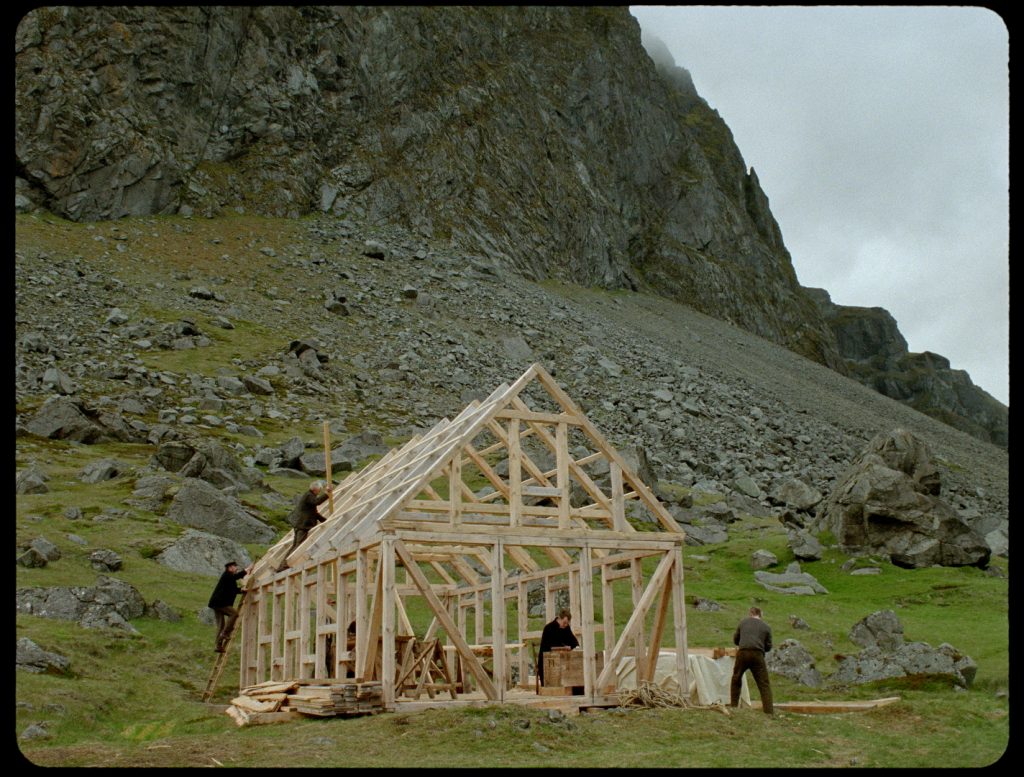 Construction de la charpente d'une maison en bois dans Godland de Hlynur Palmason.