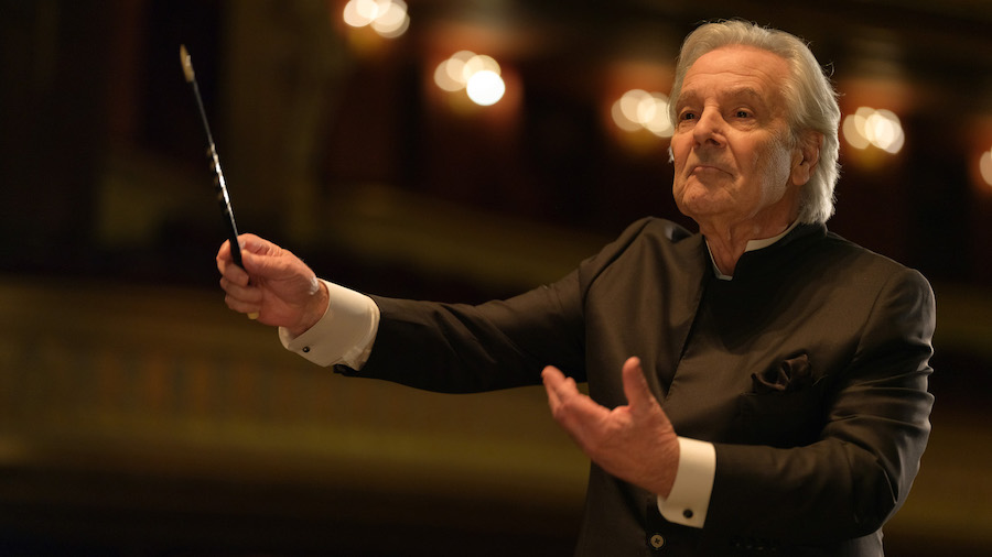 Pierre Arditi en chef d'orchestre dirigeant avec la baguette dans Maestro(s).