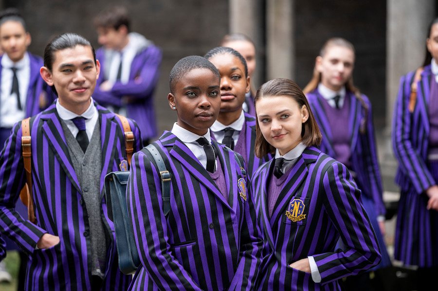 Les drôles d'élèves à Nervemore en uniforme rayé violet dans Mercredi de Tim Burton.