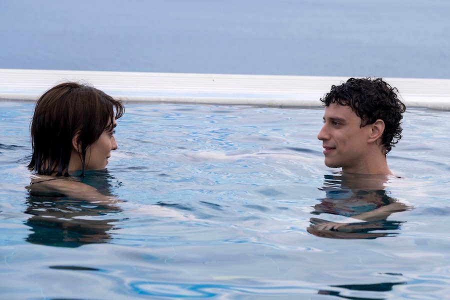 Simona Tabasco et Adam DiMarco dans la piscine de The White Lotus.
