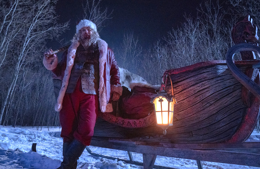 Violent night, le Père Noël et sa lanterne dans la neige.