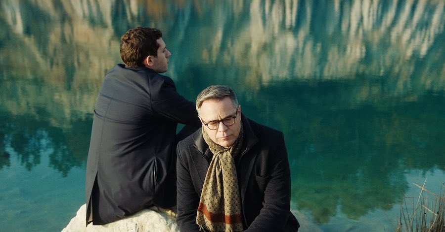 Victor Belmondo et Guillaume de Tonquédec bord de lac reflets dans Arrête avec tes mensonges.