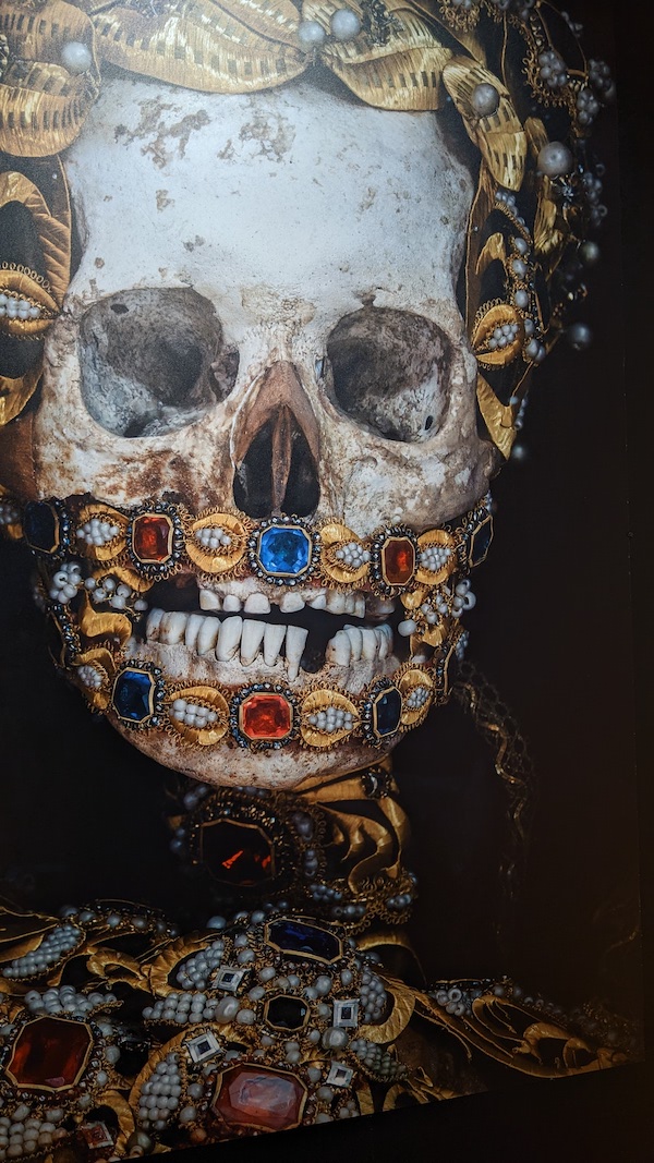 Des bijoux dans une tête de squelette au musée des l'Imprimerie à Lyon.