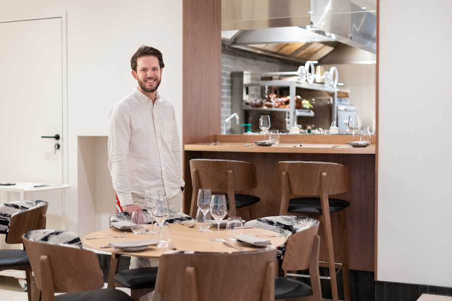 Jonathan Alvarez dans son restaurant Déméter à Lyon 6 autour d'une table.