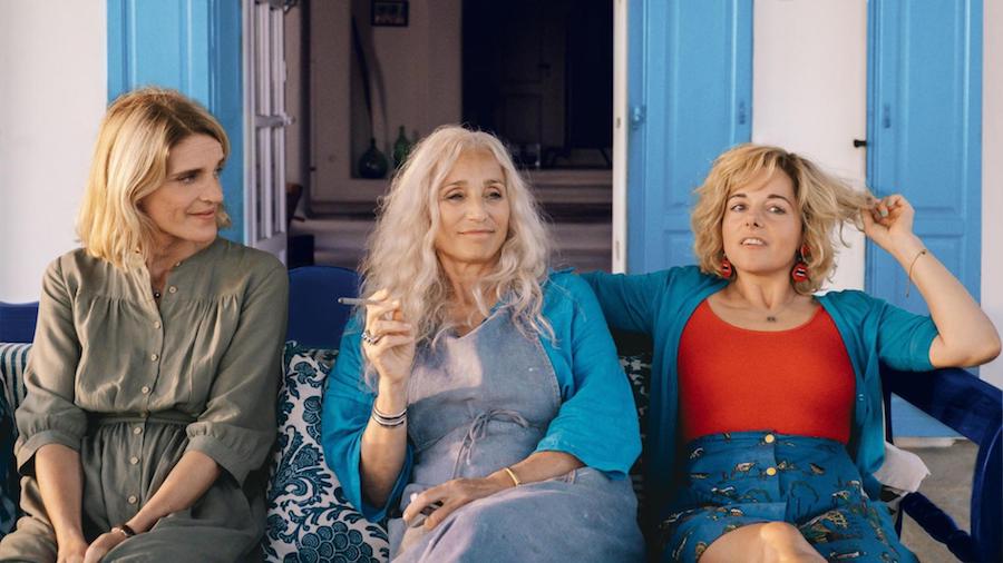 Olivia Côte, Kristin Scott-Thomas et Laure Calamy sur un banc dans Les Cyclades de Marc Fitoussi.