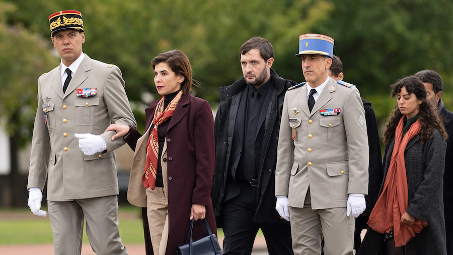 Laurent Lafitte en militaire, Lubna Azabal manteau bordeaux et Karim Leklou noir dans Pour la France.