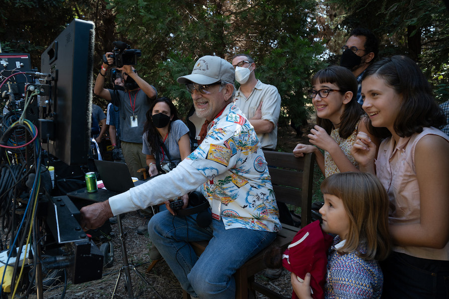 Steven Spielberg chemise bariolée casquette sur le tournage de The Fabelmans au milieu des enfants.