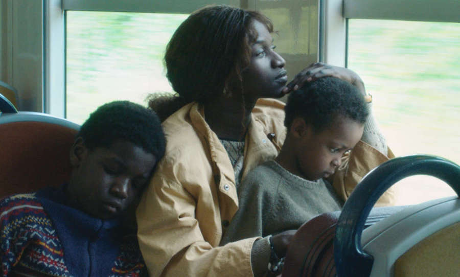 Annabelle Lengronne avec ses enfants dans le bus dans Un petit frère.