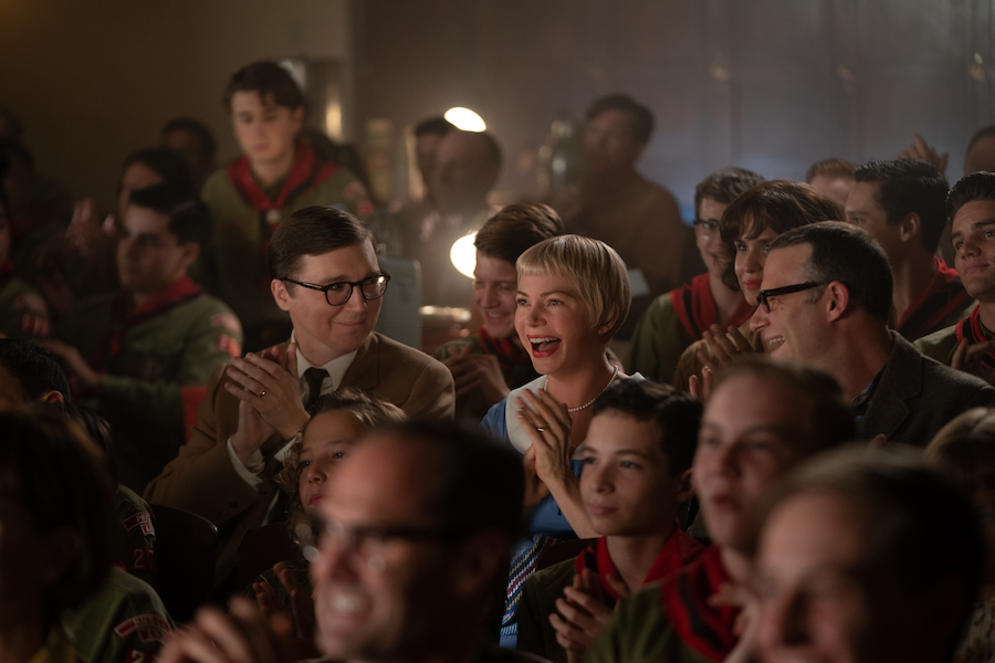 Paul Dano, Michelle Williams et Seth Rogen riant et applaudissant au cinéma au milieu de la foule.