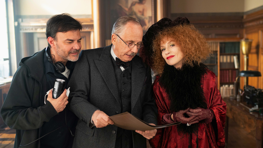 François Ozon avec Luchini et Huppert en costumes en train de lire le scénario de Mon Crime.