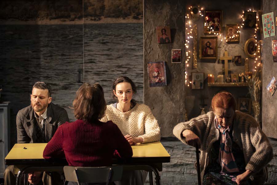 Thibaults Vinçon et Nada Strancar assis autour de la table de l'Orage d'Ostrovski, mise en scène Podalydès.