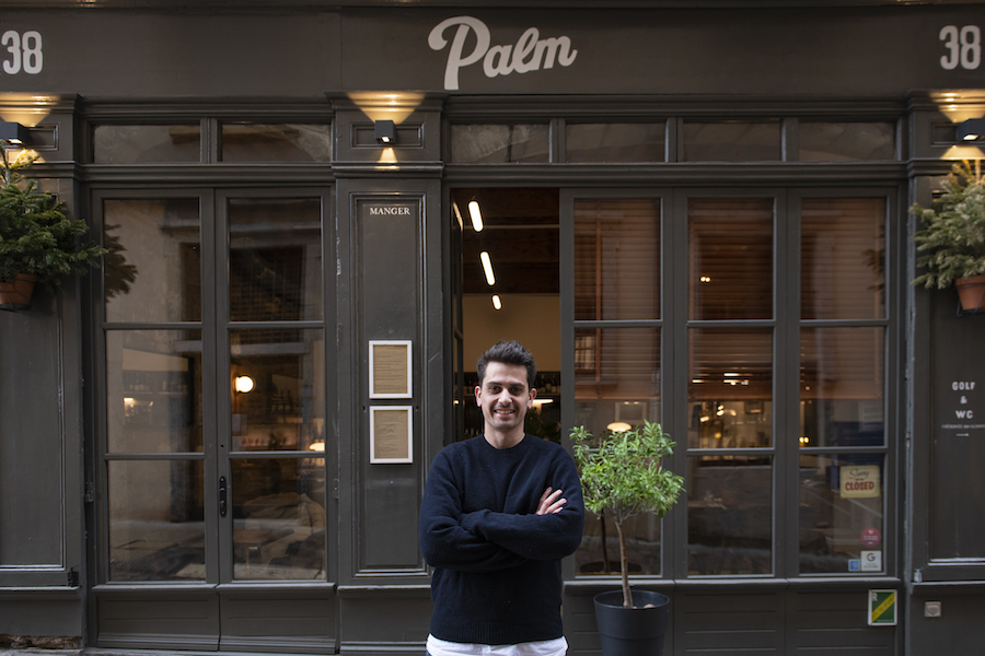 Eric Bergeroux devant son restaurant Palm dans le Vieux-Lyon.