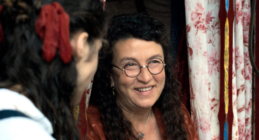Noémie Lvovsky souriante derrière ses lunettes dans La Grande Magie.