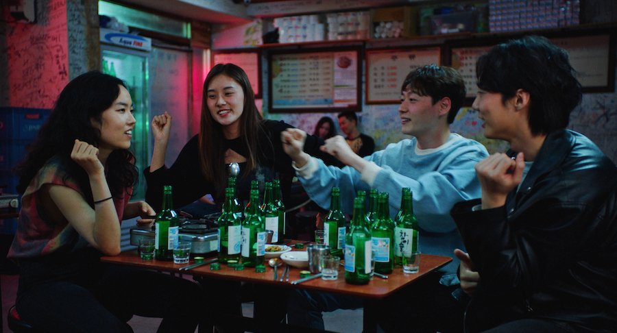 Scène de table avec des jeunes et des bières dans retour à Séoul.