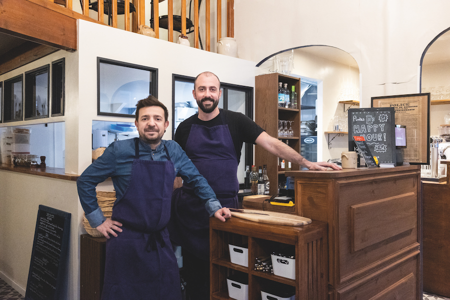Paul Bourreau et Yani Idir dans leur restaurant le Café des Cuisiniers à Lyon 3.