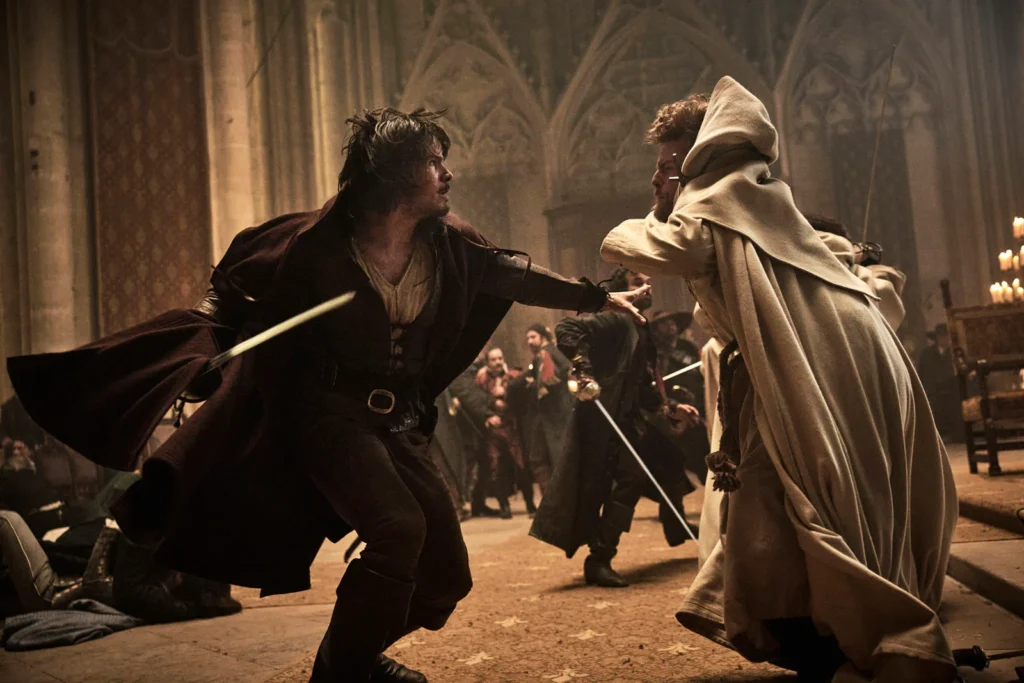 François Civil se bat à l'épée contre un moine cape blanche.