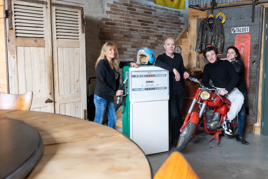 l'équipe du Comptoir d'Antonin à Craponne autour d'un moto et d'une pompe à essence !