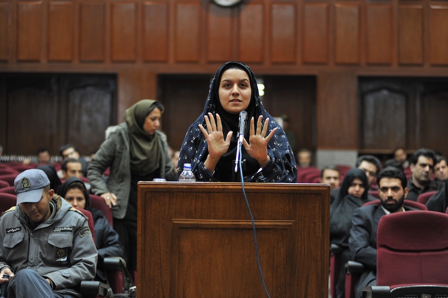 Reyhaney Jabbari à son procès mains en avant dans Sept hivers à Téhéran.