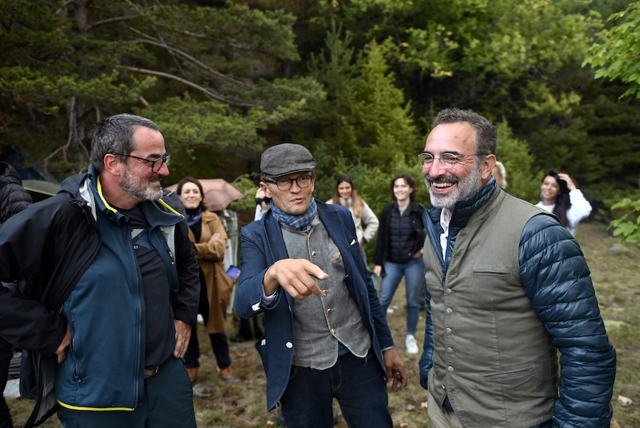 Denis Imbert, Sylvain Tesson et Jean Dujardin souriant sur le tournage de Sur les chamins noirs.