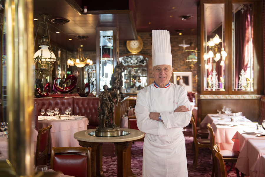 Le chef Pierre Orsi en tenue dans son restaurant Le Cazenove.