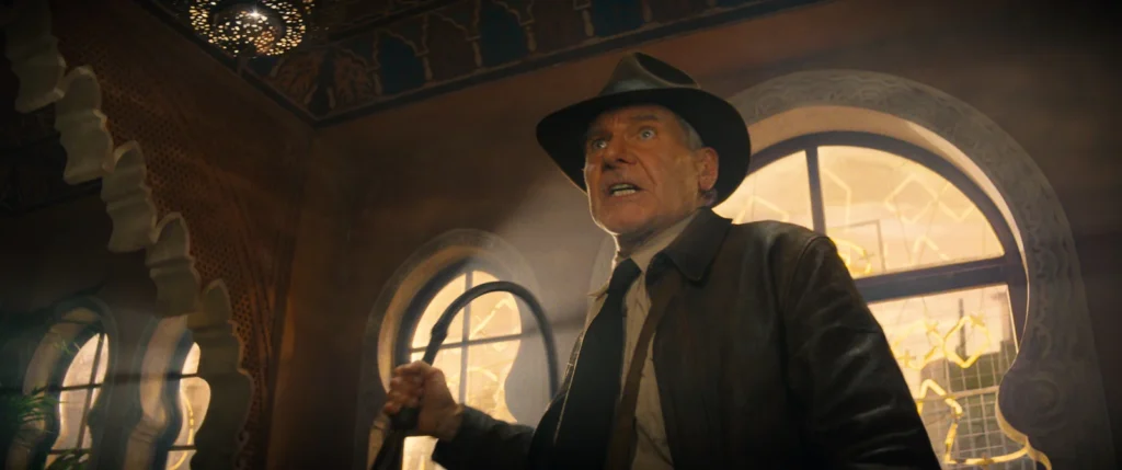Harrison Ford son fouet et son chapeau dans Indiana Jones et le Cadran de la destinée.
