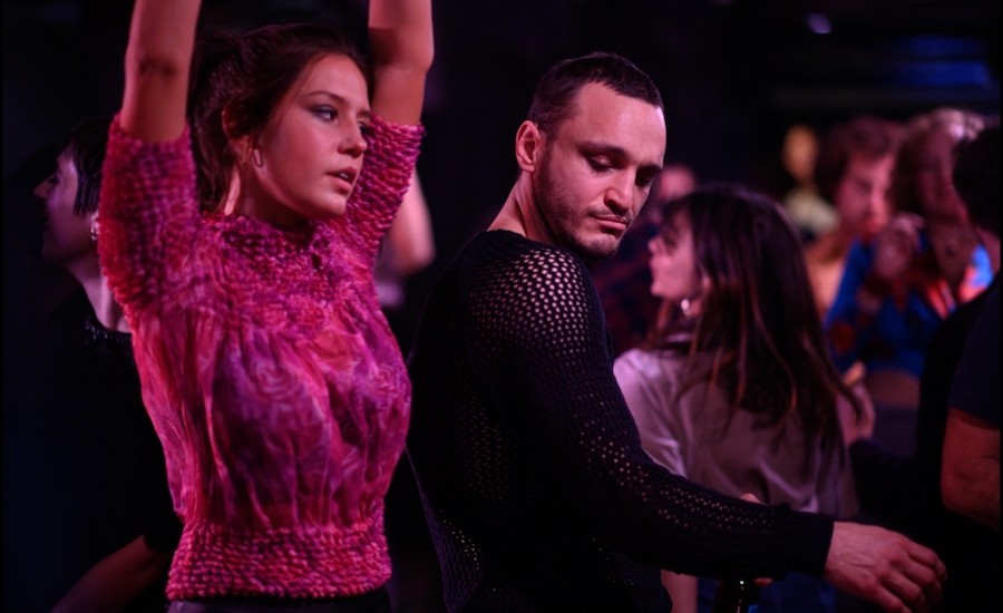 Adèle Exarchopoulos pull rose et Franz Rogowski dansent dans Passages d'Ira Sachs.