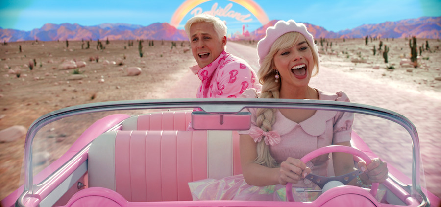 Ryan Gosling et Margot Robbie Ken et Barbie en voiture rose dans le désert rainbow Barbieland en fond.