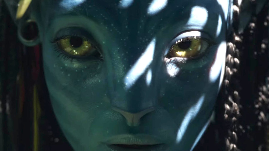 Le regard bleu dans Avatar, la voie de l'eau de James Cameron.