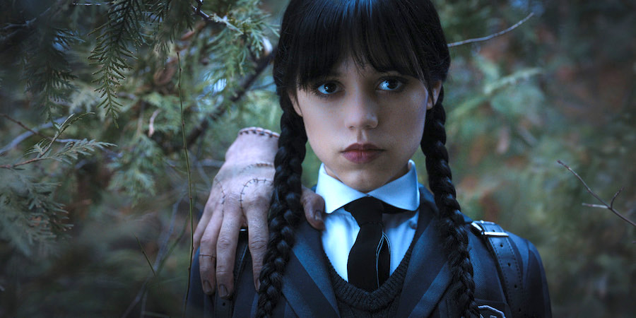 Jenna Ortega et sa main dans la forêt de Mercredi la série Netflix de Tim Burton.