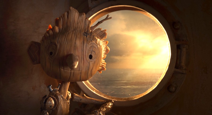 Le Pinocchio de Guillermo del Toro devant le hublot au coucher de soleil.