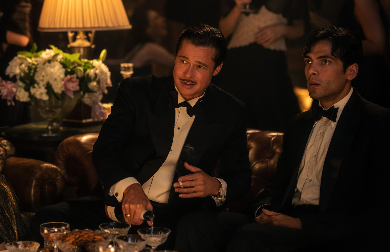 Brad Pitt et Diego Calva en costumes et noeud papillon dans Babylon.
