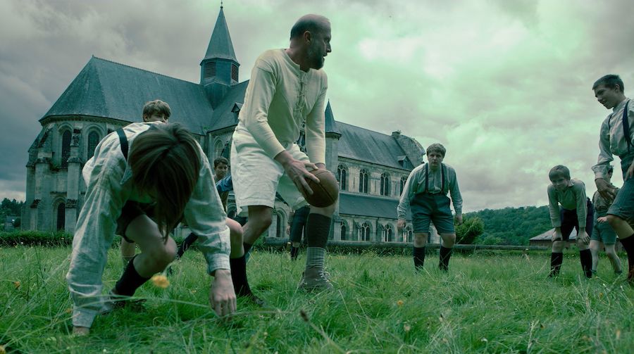 François Damiens partie de rugby avec les enfants dans l'herbe Guerre des Lulus.