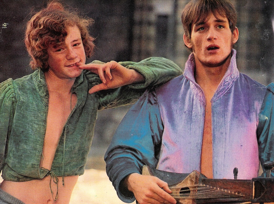 Deux garçons la main sur l'épaule et guitare dans Les Contes de Canterbury.