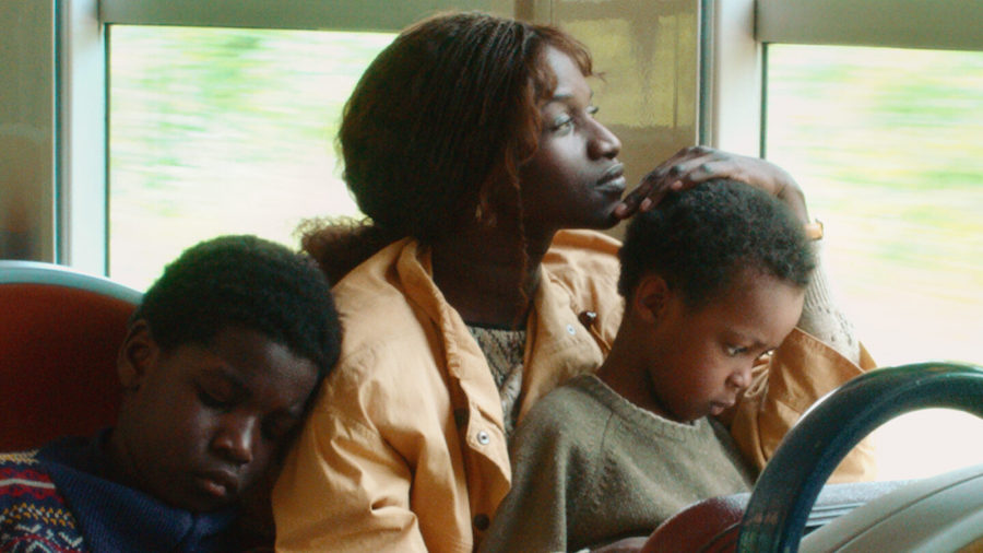 Annabelle Lengronne avec ses deux enfants dans un bus dans Un petit frère.