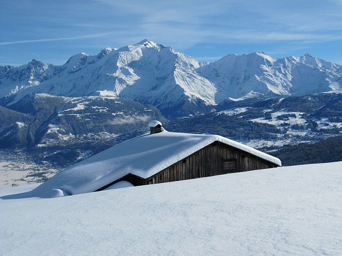 Vue du Mont-Blanc sous la neige depuis Cordon en Savoie.