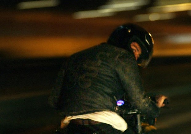 Moto floue de nuit dans le film iranien Chevalier noir.